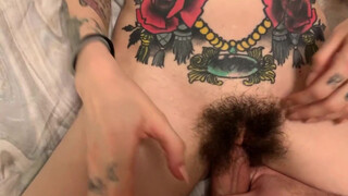 Tattoo ve saçlı bir kadınla sert seks yapın en çılgın amatör zevkine başvurun