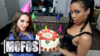 Kimmy Granger et Kira Noir se mettent en couple pour une orgie d'anniversaire.