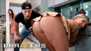 Hayley Davies in de harde keuken: Zac slikt z'n lul als het lekkerste room, terwijl een poppijn huilt voor de fuck.