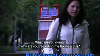 PublicAgent - lebukott a lány pisizés közben