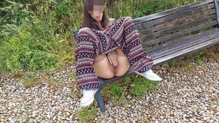 NemiBDesire - Olasz lány a padon maszturbál